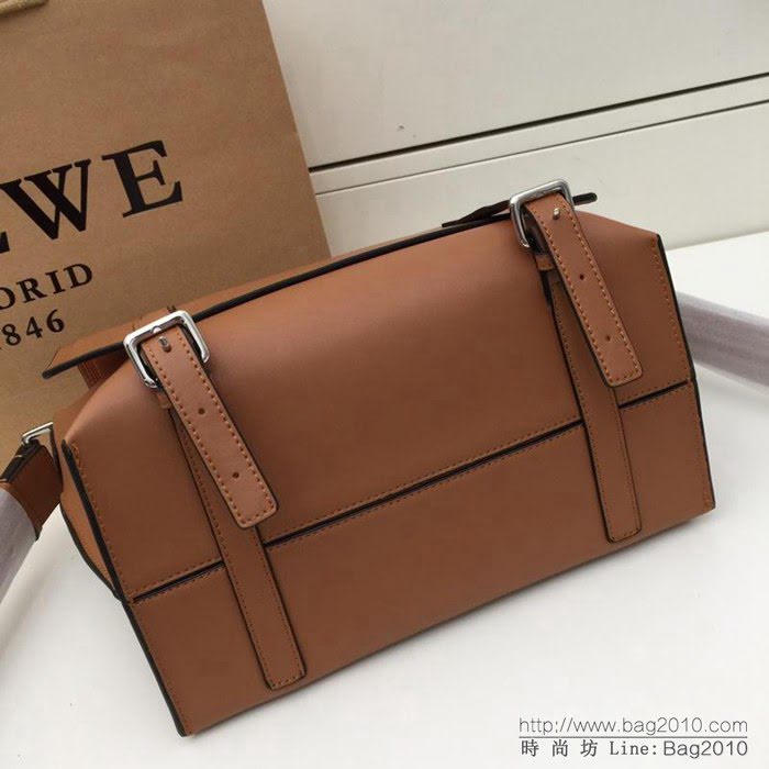 LOEWE羅意威 專櫃同步 經典百搭 明星同款 Military Messenger 信使包 0169 男女同款  jdl1026